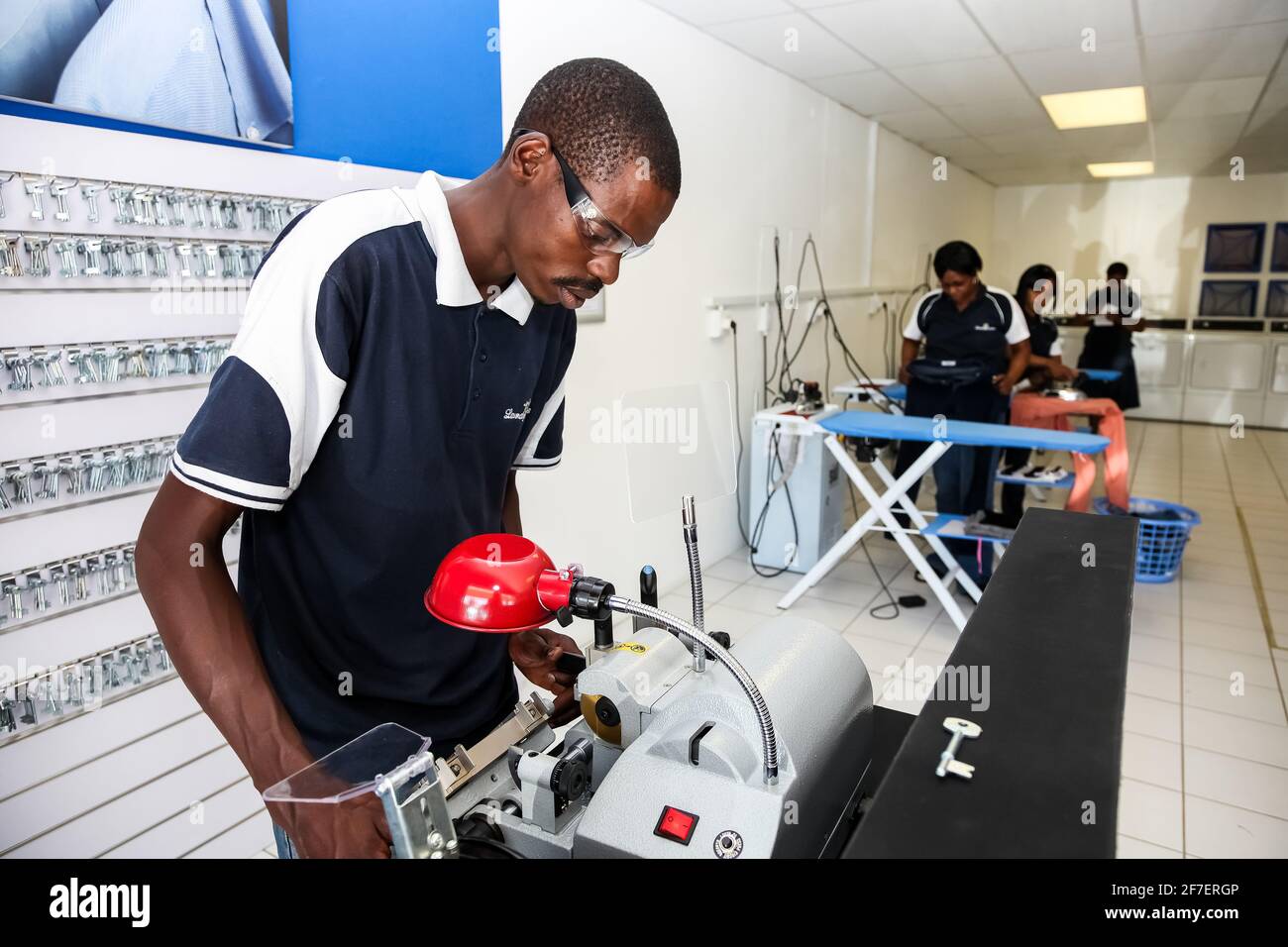 Johannesburg, Sudafrica - 2 ottobre 2012: Servizio di taglio delle chiavi all'interno di una lavanderia automatica a secco Foto Stock