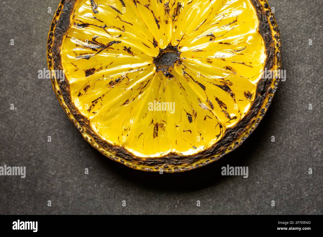 Frutta di limoni. Succosa fetta di limone su fondo nero isolato Foto Stock