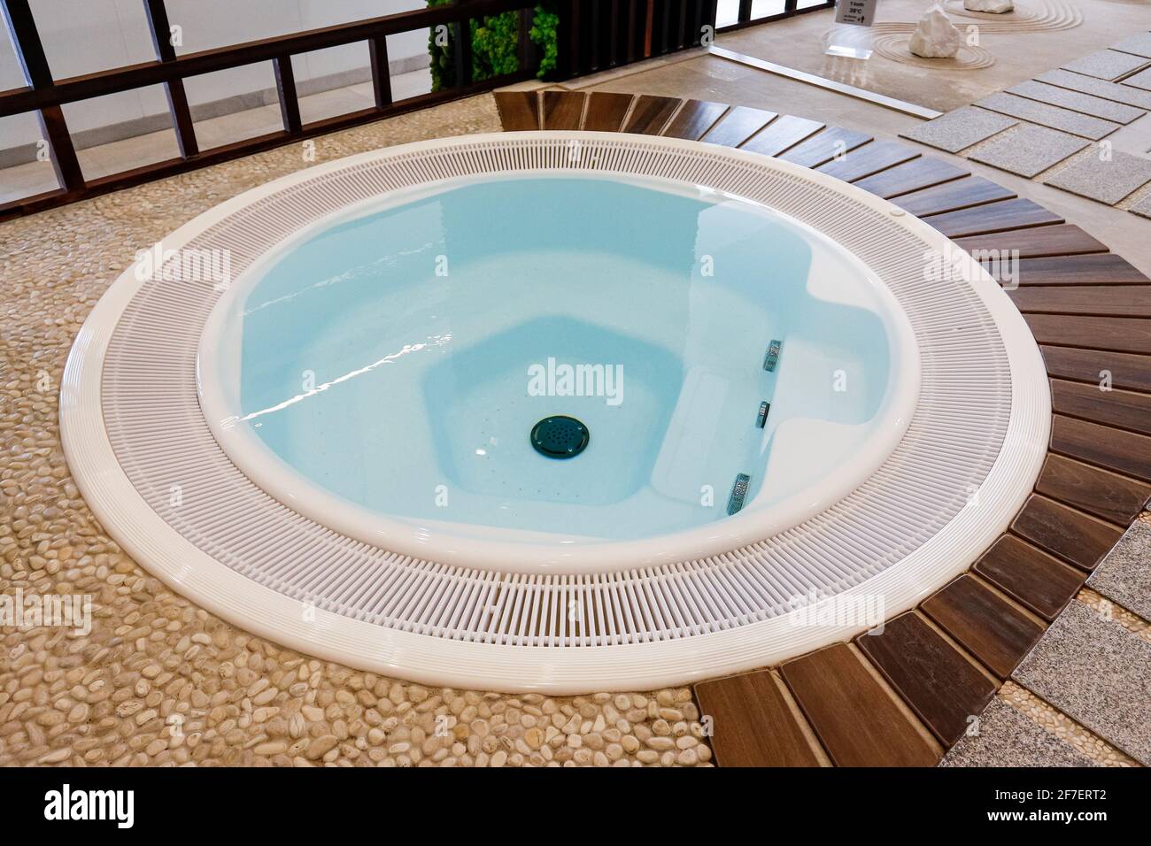 Moderna piscina interna nel centro termale dell'hotel. Bella piscina in un centro termale, riposo, relax. Foto Stock