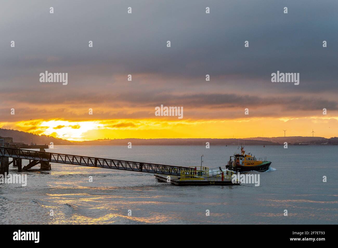 Cobh, Contea di Cork, Irlanda. 7 Apr 2021. Il sole sorge dietro le nuvole mentre la barca Cork Pilot "Failte" parte dal molo di Cobh questa mattina. Credit: AG News/Alamy Live News Foto Stock