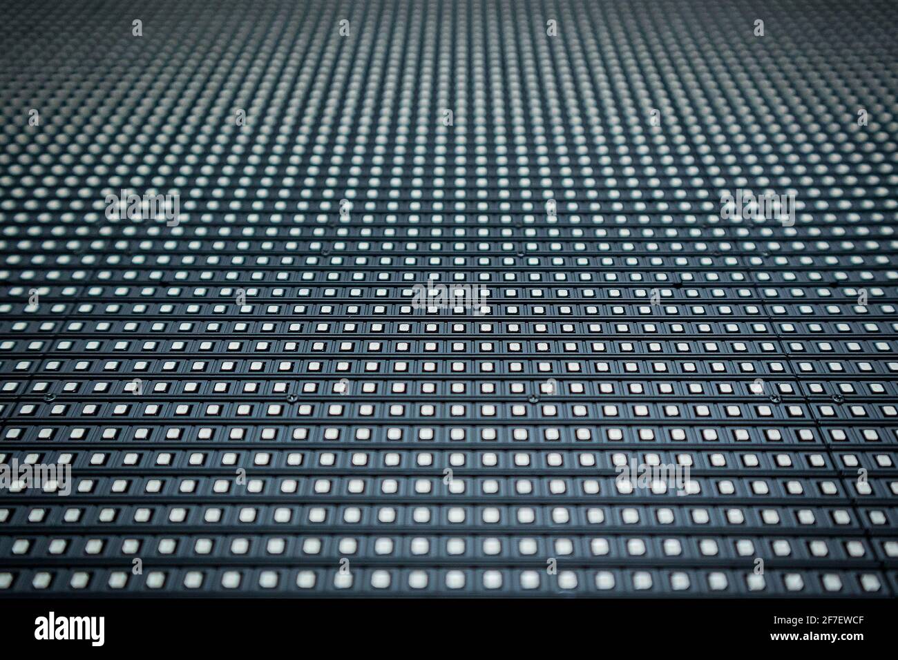 Dettaglio di un pannello LED o LCD per lo schermo di concerti o display diversi. Mettere a fuoco una fila centrale di luci a LED, altre in messa a fuoco morbida. Array di LED RGB Foto Stock