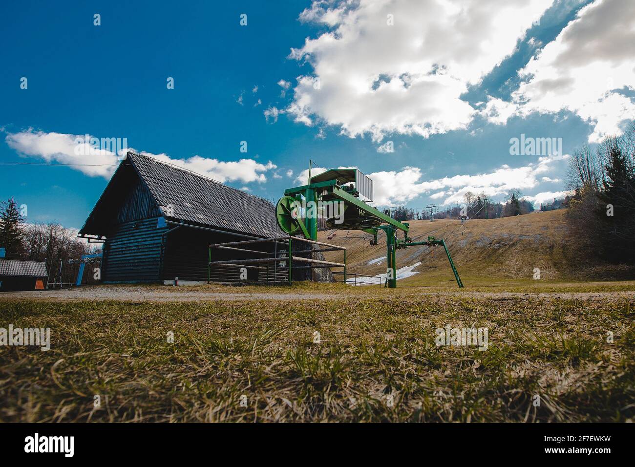 Foto aerea di una piccola stazione sciistica durante l'inverno arido e asciutto. Perdita di reddito a causa di maltempo e asciutto senza neve, problemi di oggi stazioni sciistiche, come Foto Stock