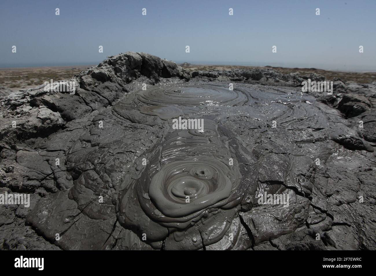 Vulcano di fango nel parco nazionale di Gobustan in Azerbaigian, vicino a Baku. Il fango è visto bollire in bolle dal suolo, dettaglio di una bolla scoppiata. Foto Stock