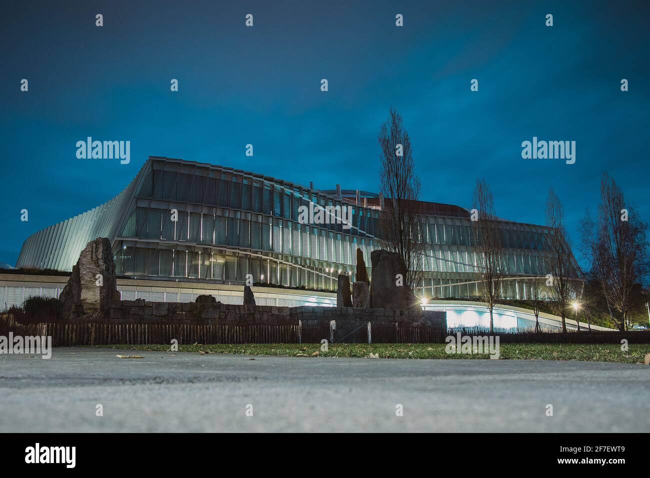 Costruzione del Comité International Olympique o Comitato Olimpico a Losanna, Svizzera, di notte. Notte nuvolosa sopra l'edificio olimpico. Foto Stock