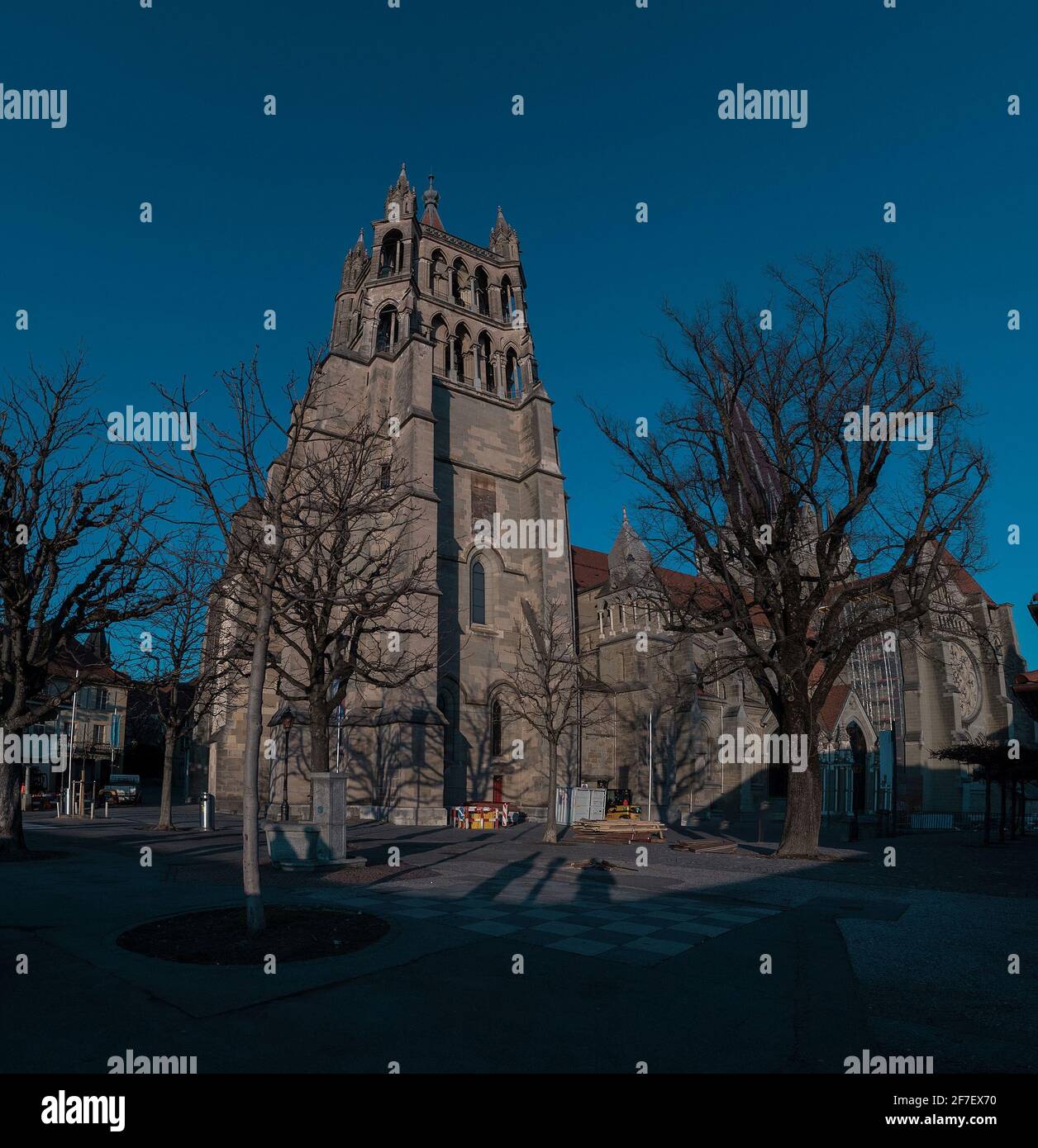 Cattedrale di Losanna in cima alla collina nelle prime ore della sera. Magnifico edificio cristiano nel centro di Losanna, Svizzera. Foto Stock
