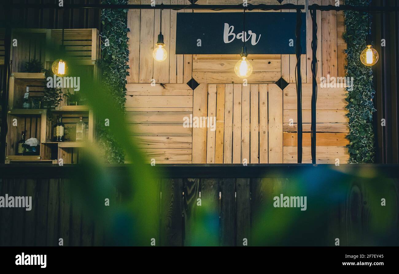 Elegante bancone bar per una festa o un evento di gala. Serve tavoli realizzati con tavolette in euro e scatole di legno, con un tavolo con scrittura Bar in cima Foto Stock