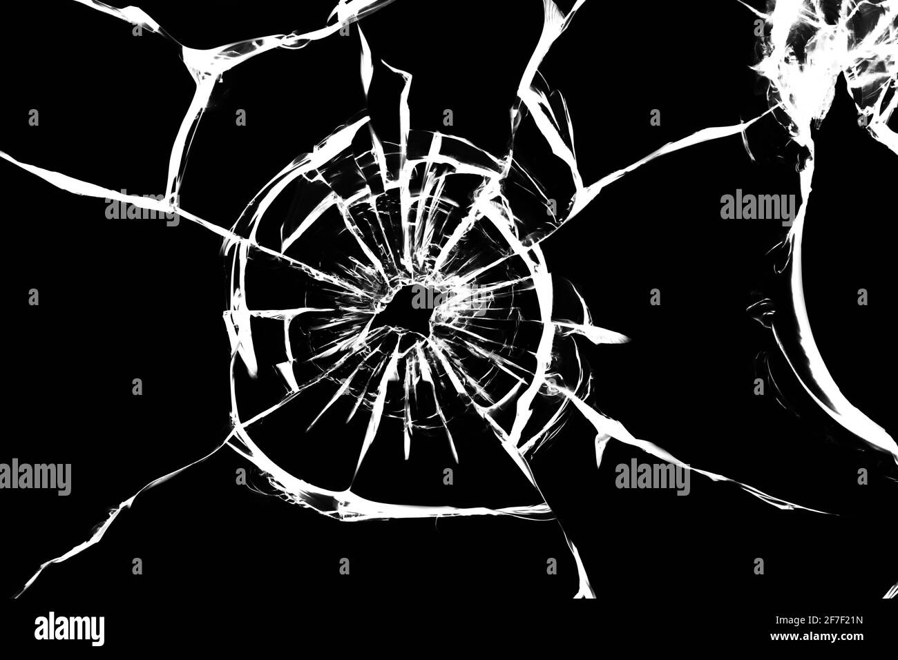 Vetro incrinato su sfondo bianco. Finestra rotta. Foro bullet, astrazione per la progettazione. Foto Stock