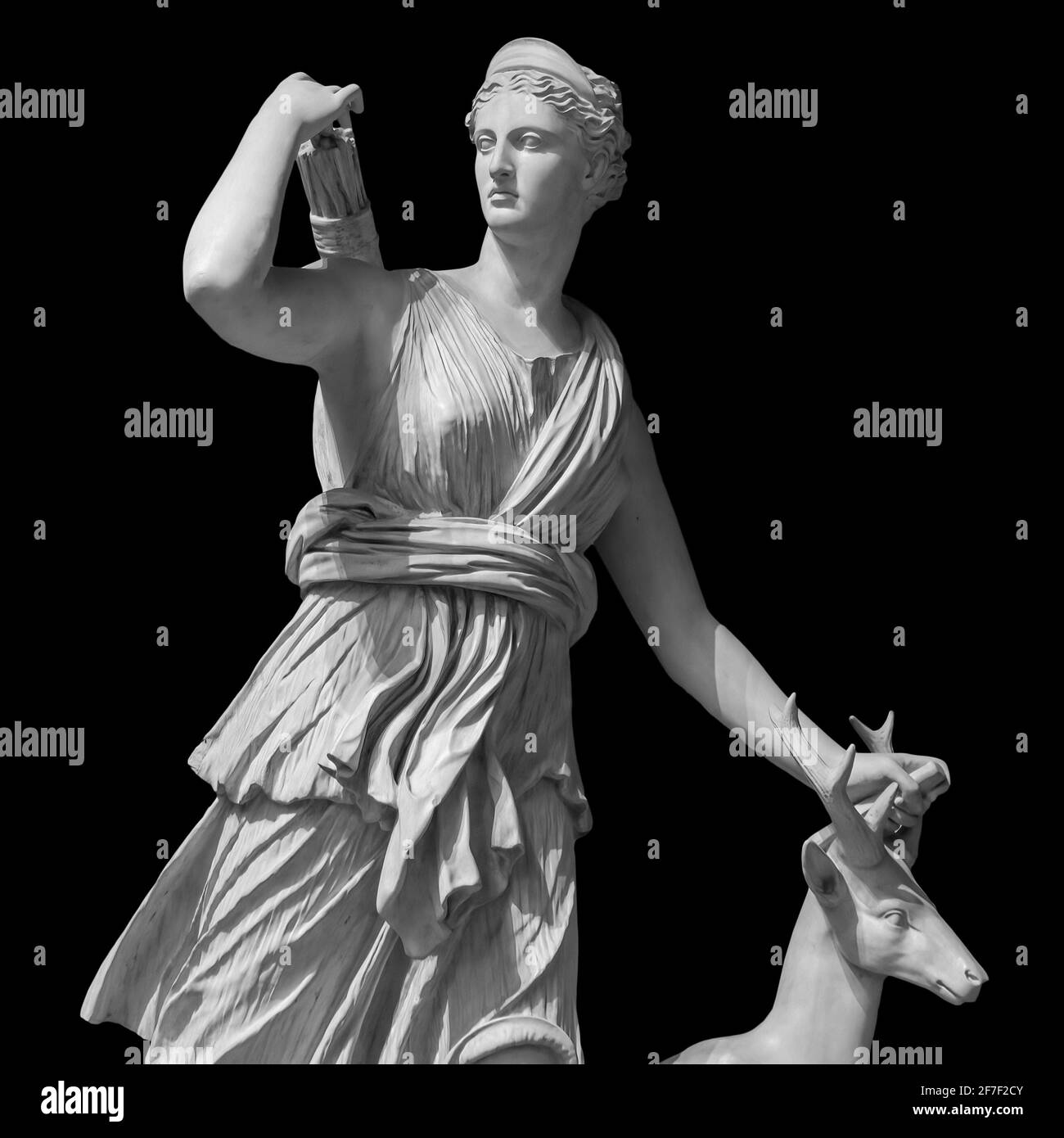 Antica scultura Diana Artemis. Dea della luna, della fauna, della natura e della caccia. Statuetta classica in marmo bianco isolata su sfondo nero Foto Stock