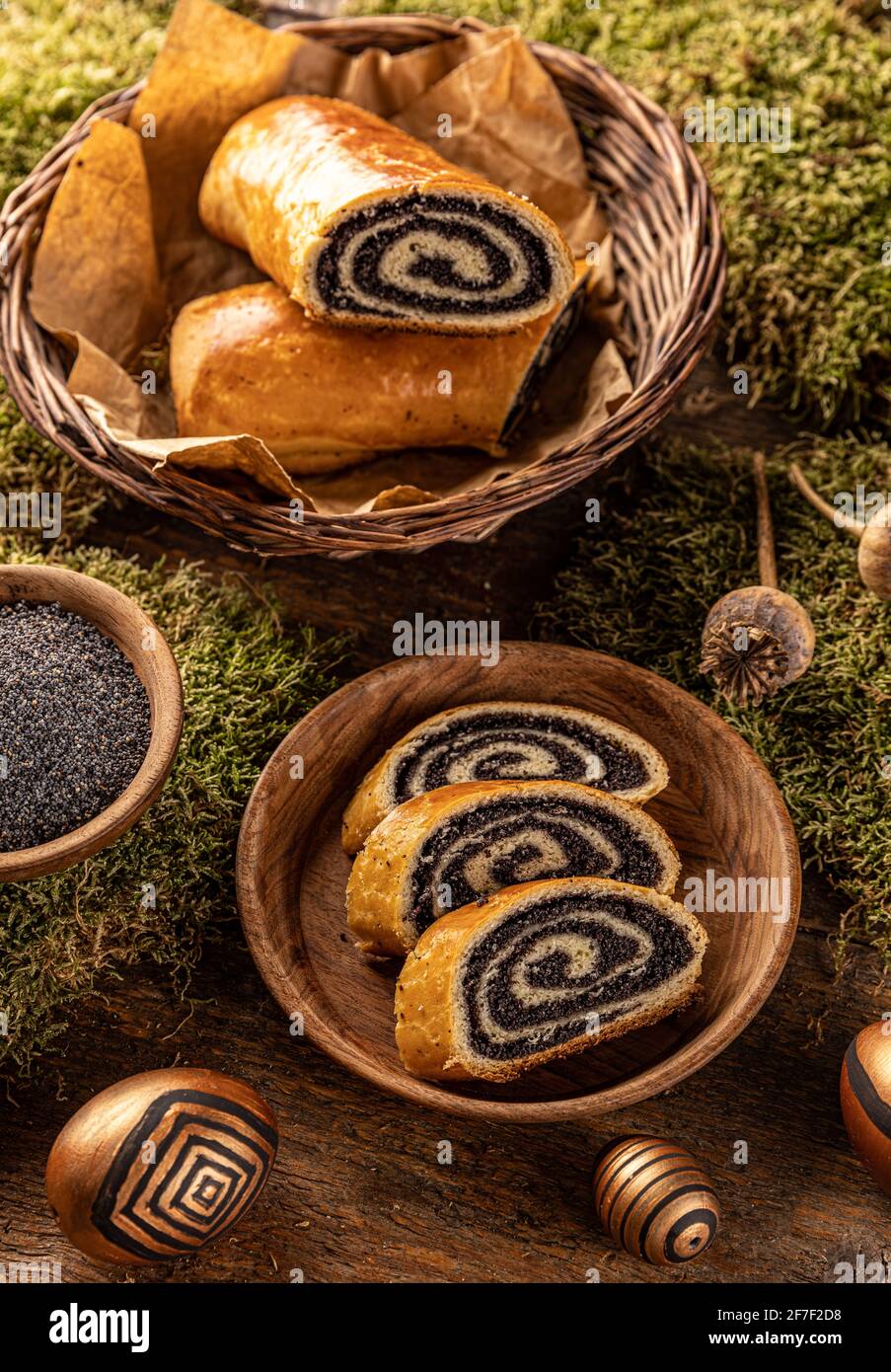 Rotolo di semi di papavero fatto in casa. Tradizionale castma ungherese o beigli pasquali Foto Stock