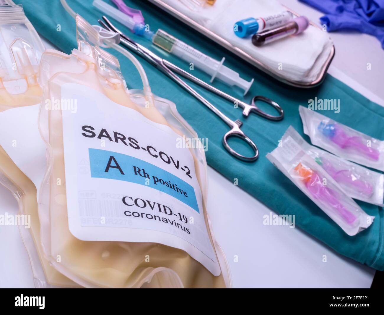 Sacca per plasma con anticorpi da persone curate di SARS-COV-2 Covid-19 preparata in un'immagine concettuale ospedaliera Foto Stock