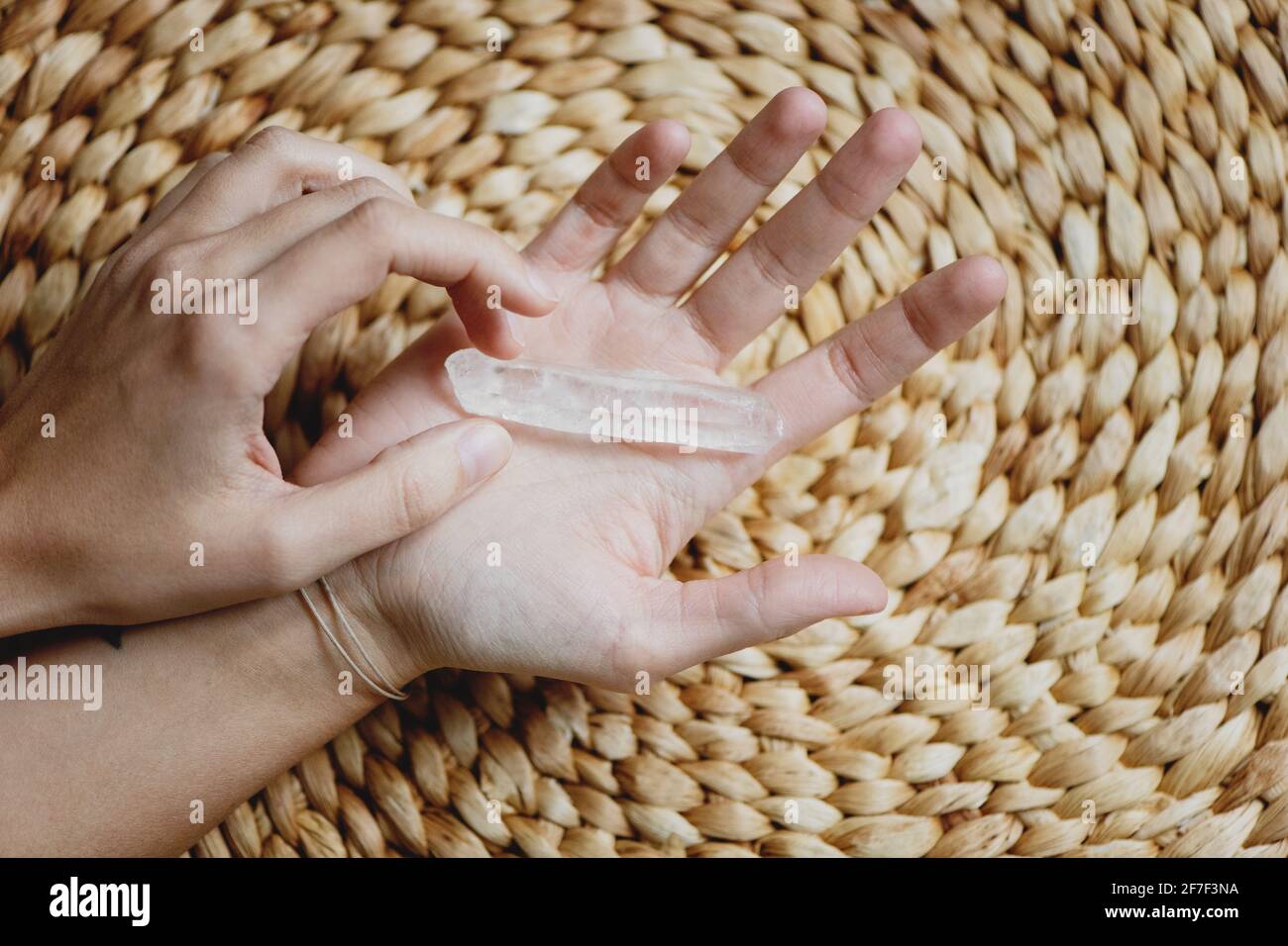 Le mani femminili tengono il cristallo magico healing. Foto Stock