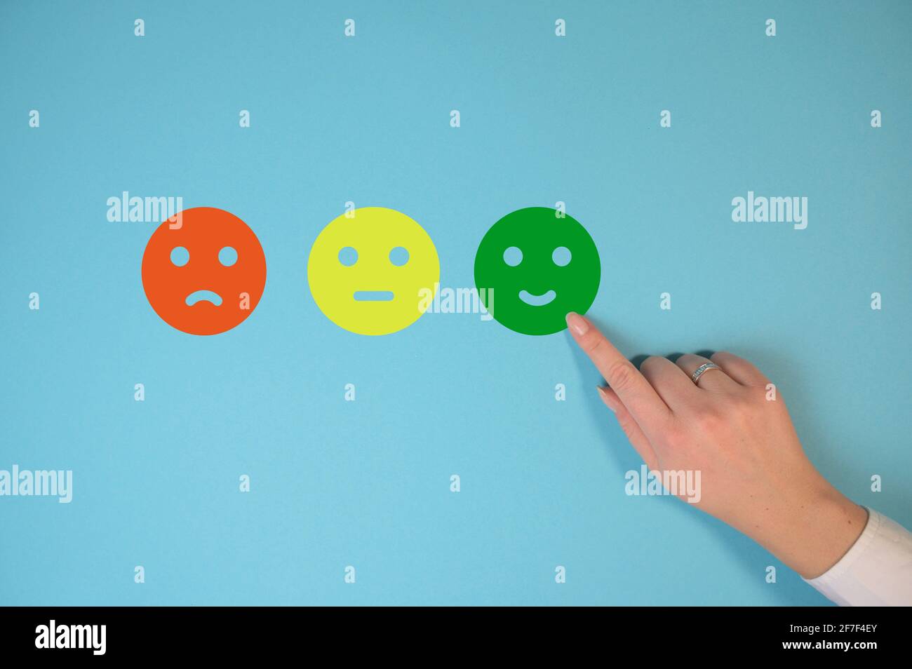 Esperienza di assistenza clienti e concetti di indagine sulla soddisfazione. Revisione positiva del cliente. Mano del cliente che sceglie il sorriso felice faccia. Foto Stock