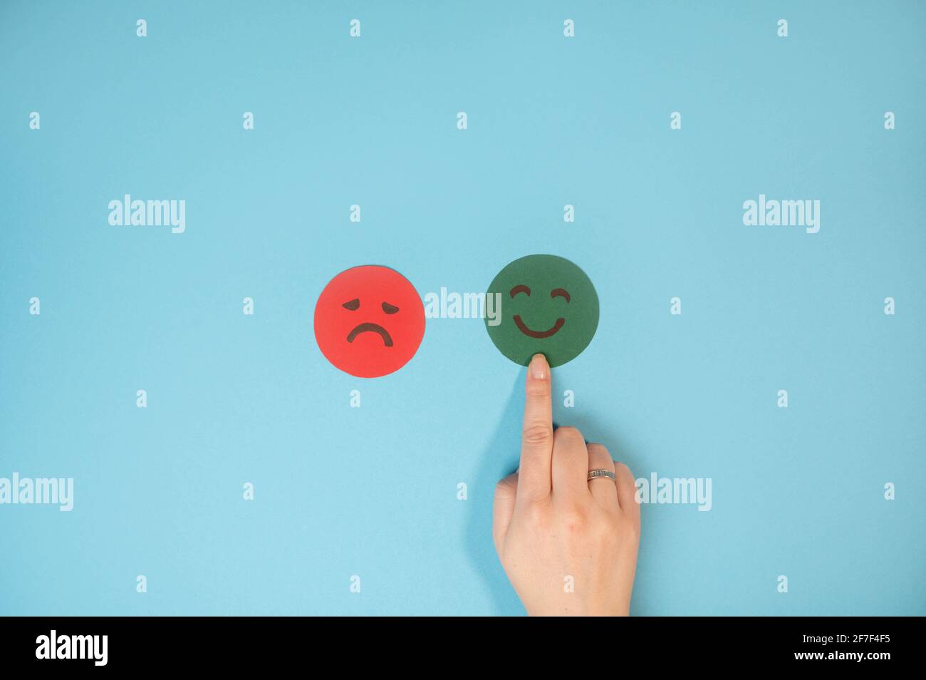 Esperienza di assistenza clienti e concetti di indagine sulla soddisfazione. Revisione positiva del cliente. Mano del cliente che sceglie il sorriso felice faccia. Foto Stock