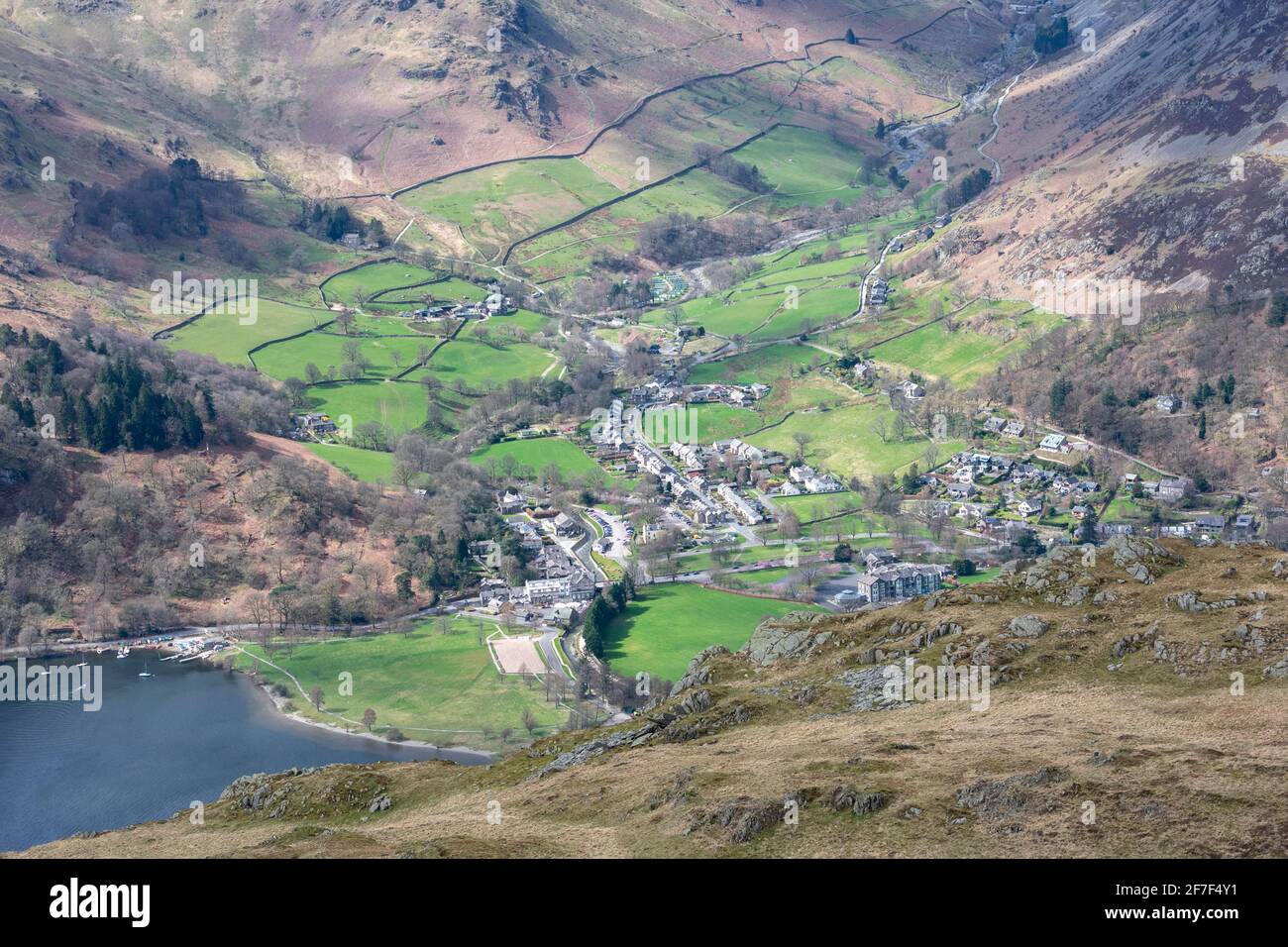 Guardando giù sul villaggio Lake District di Glenridding da Il posto è caduto Foto Stock