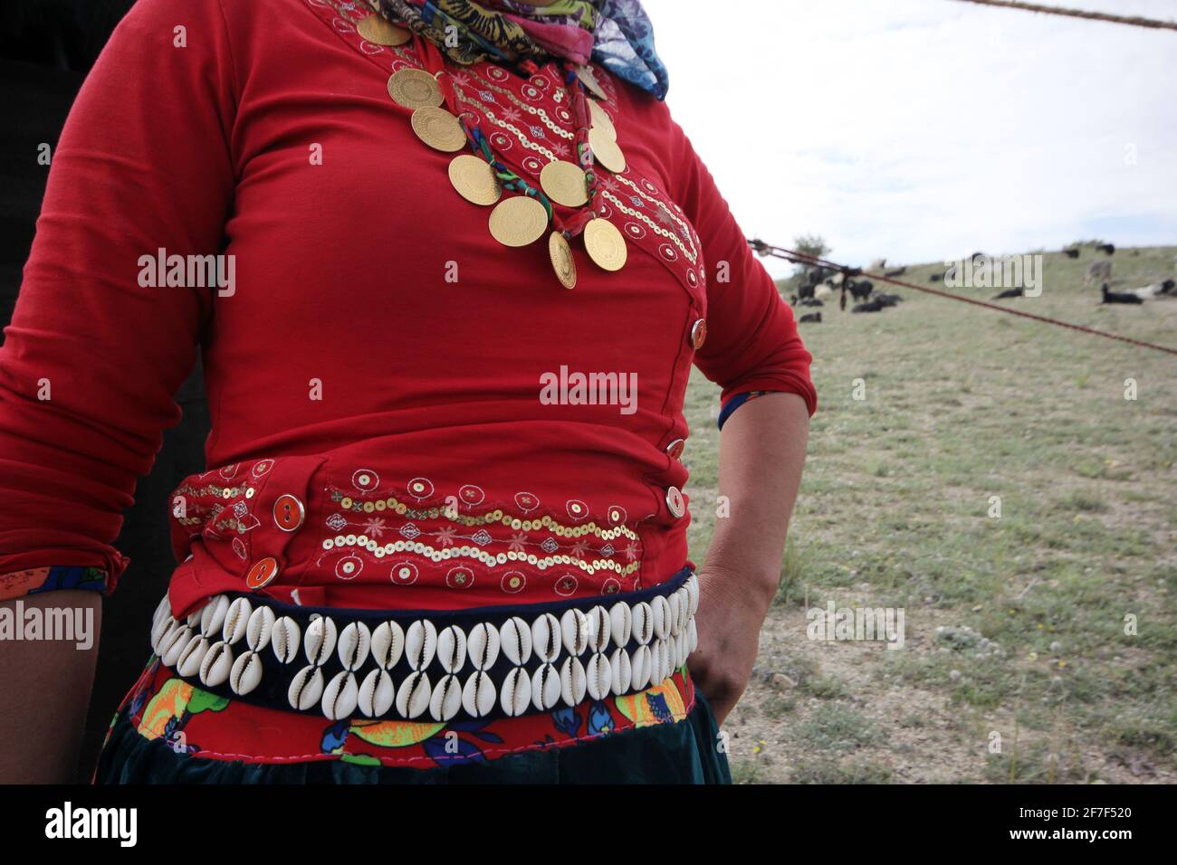 Donna Nomad con collana in oro. Cintura di conchiglia del mare - occhio del male. Foto Stock