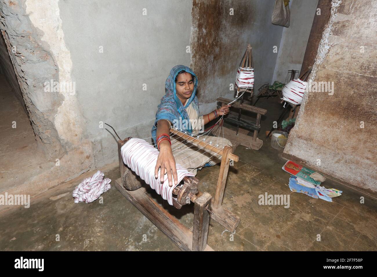 Lady from Mahulia villaggio filatura filo su macchina, Cuttack distretto - Odisha, India Foto Stock
