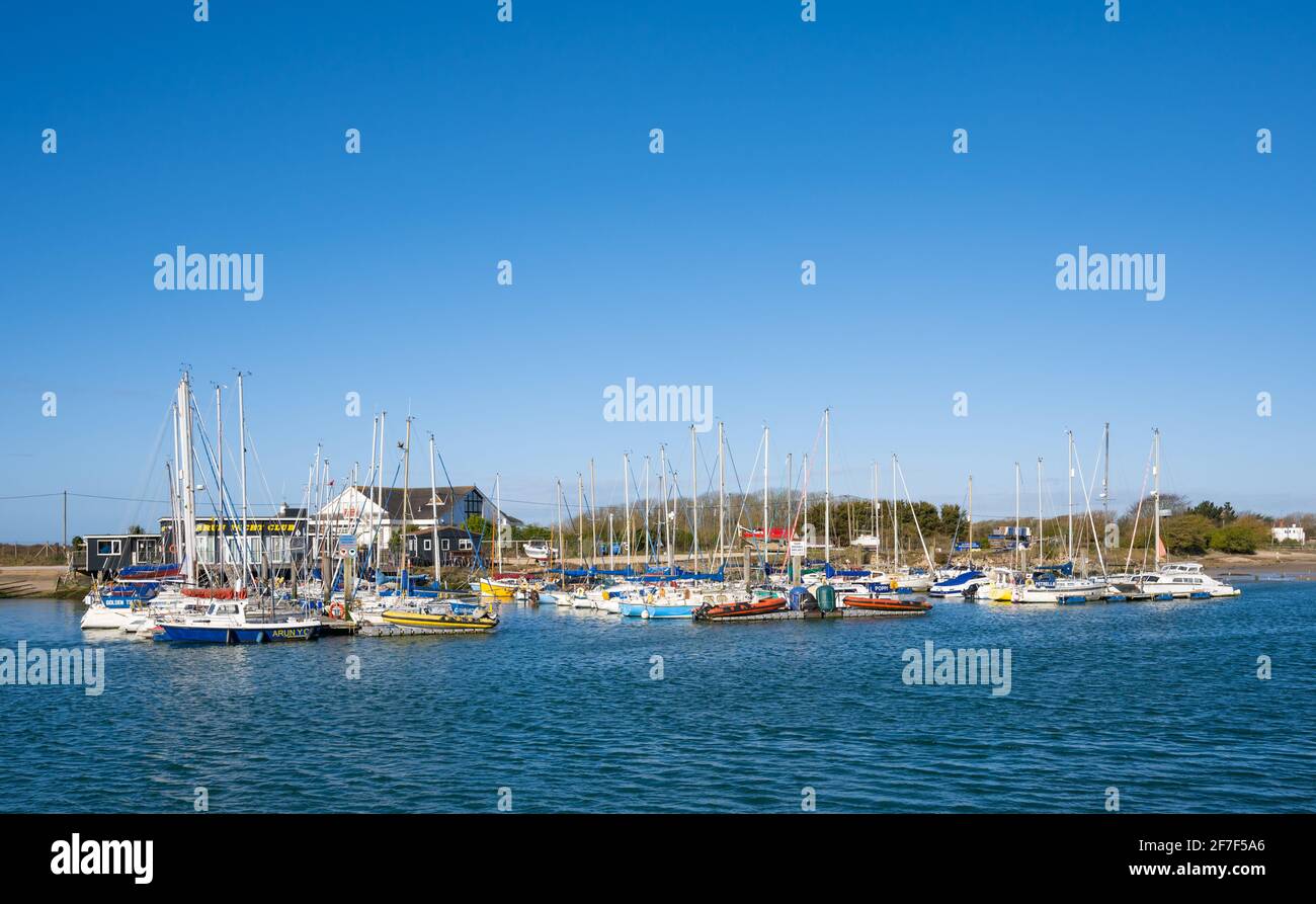 Barche ormeggiate o ormeggiate, barche a vela e altre barche a bordo di pontoni presso l'Arun Yacht Club sul fiume Arun a Littlehampton, West Sussex, Inghilterra, Regno Unito. Foto Stock