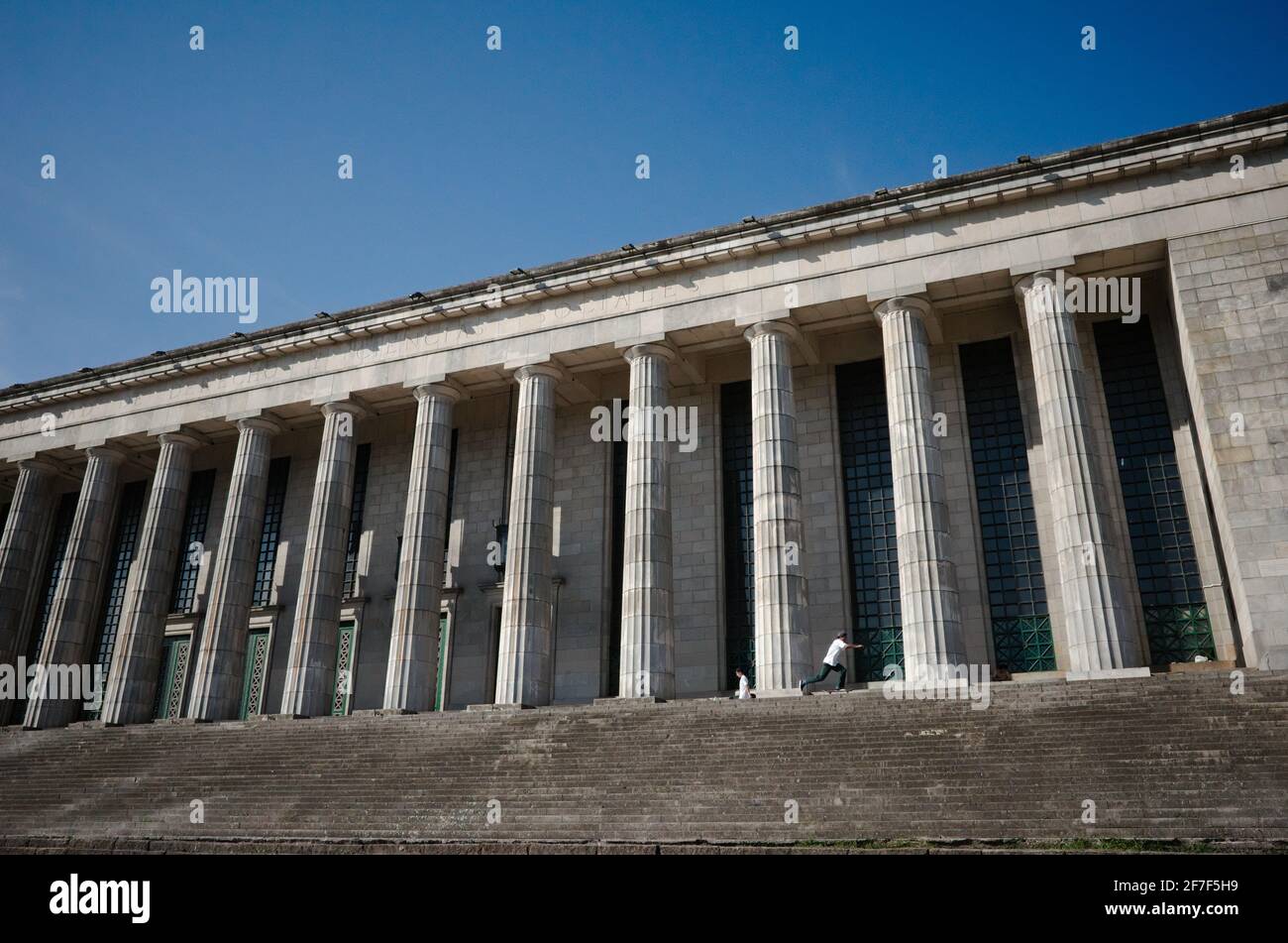 Buenos Aires, Argentina - Gennaio, 2020: Scivoli da skater boy sulla cima dei gradini vicino alla monumentale colonna di Facultad Derecho UBA Foto Stock