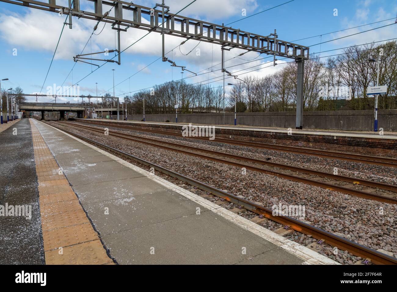 Le piattaforme della stazione ferroviaria di Cardonald a Glasgow. Questa stazione Scotrail si trova sulle linee che corre per Paisley e Ayrshire Foto Stock