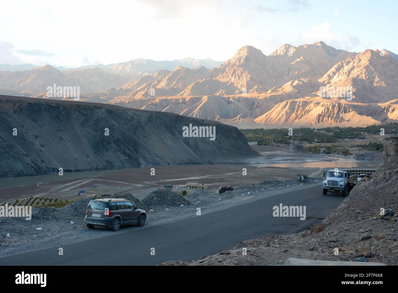 Sangam Point, punto di confluenza dei fiumi Indus e Zanskar a Leh, Ladakh, Jammu Kashmir, India Foto Stock