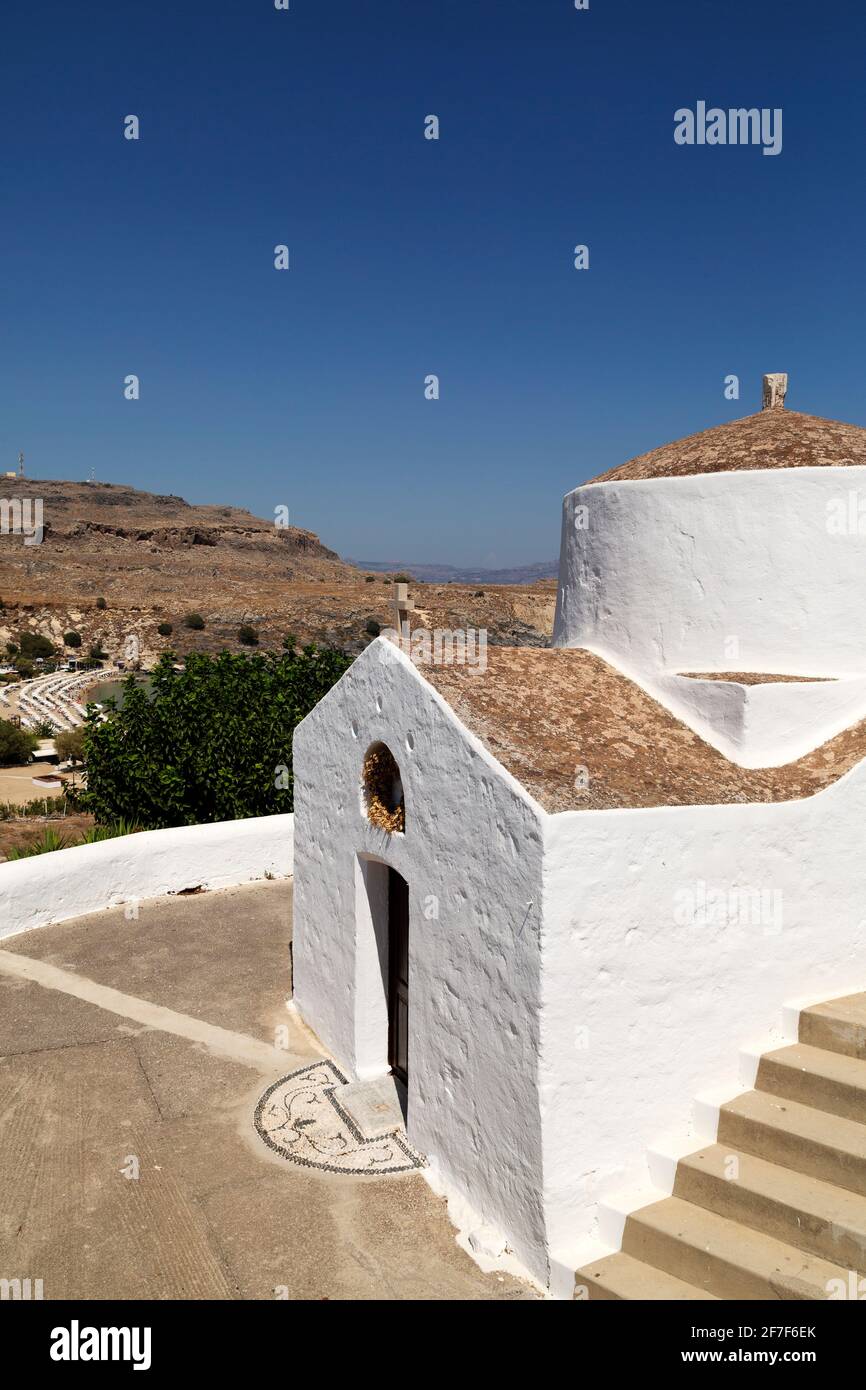 La Cappella di San Giorgio Pachymachiotis a Lindos su Rodi, Grecia. La cappella bianca greca ortodossa è vista sotto un cielo blu chiaro. Foto Stock