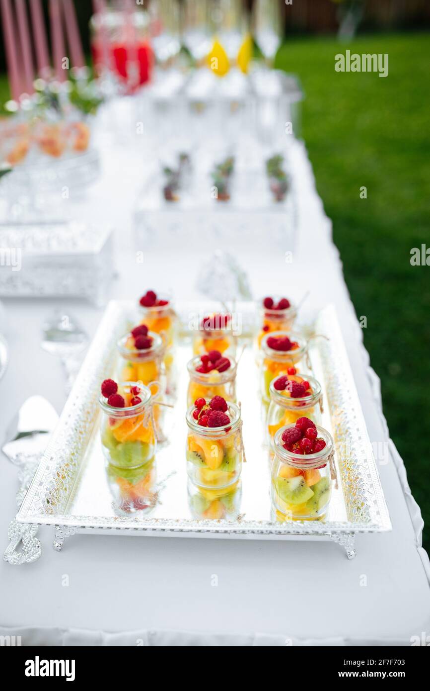 Vassoio di barattoli di frutta per banchetti all'aperto Foto Stock