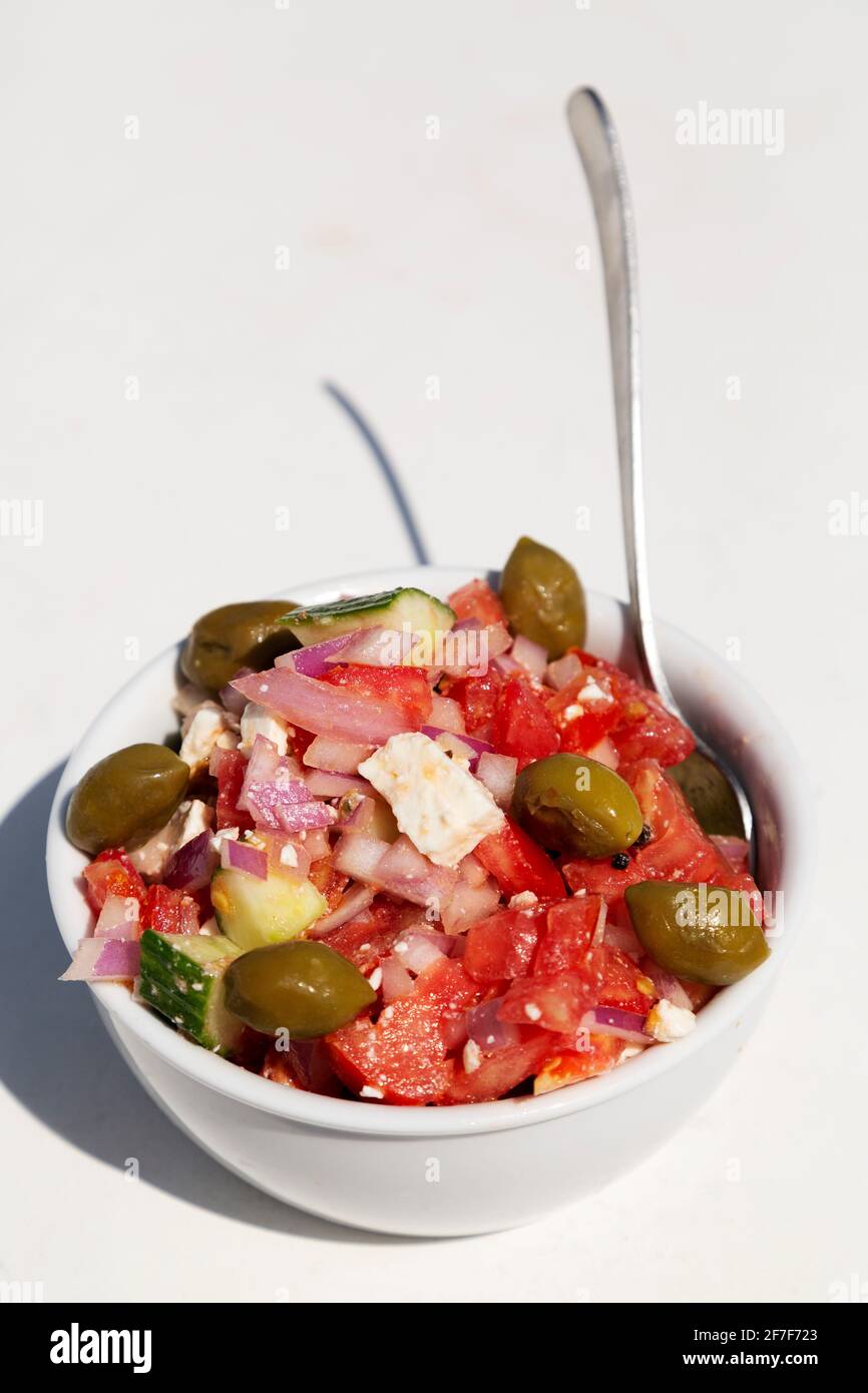 Un'insalata greca servita a Lindos, sull'isola greca di Rodi. L'insalata è fatta con pomodori, formaggio feta, cipolle, olive verdi e cetrioli. Foto Stock