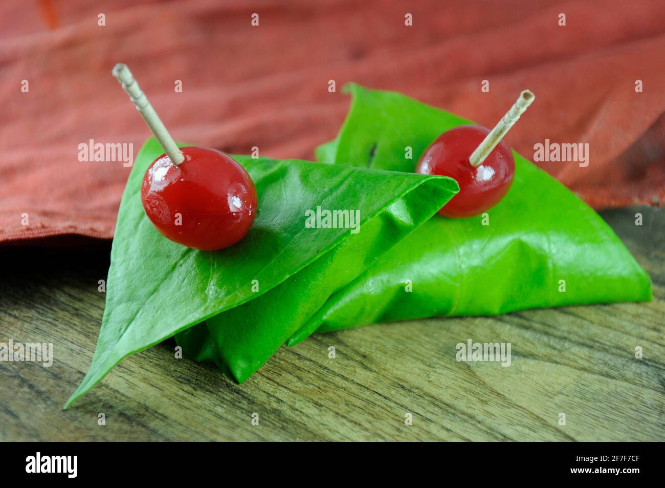 paan dolce avvolto in foglia di betel, spesso utilizzato come digestivo dopo cena Foto Stock