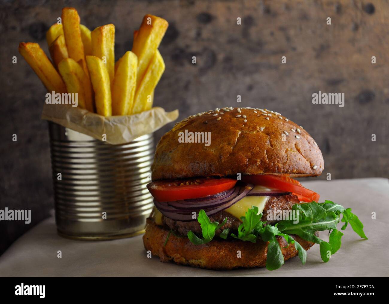 Hamburger con patatine fritte. Primo piano. Foto Stock