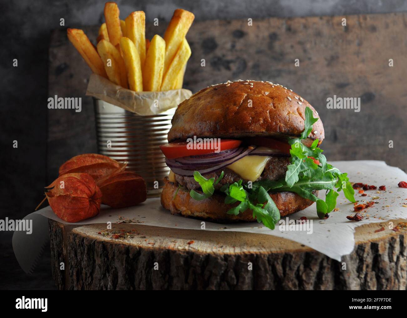 Hamburger fresco con patatine fritte su tavola di legno. Foto Stock