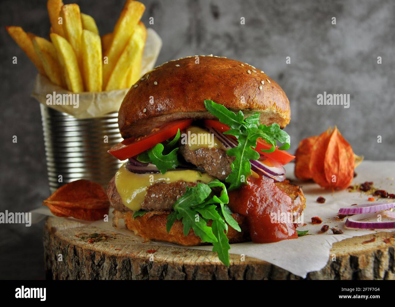 Hamburger di manzo con formaggio fuso. Fast food Foto Stock