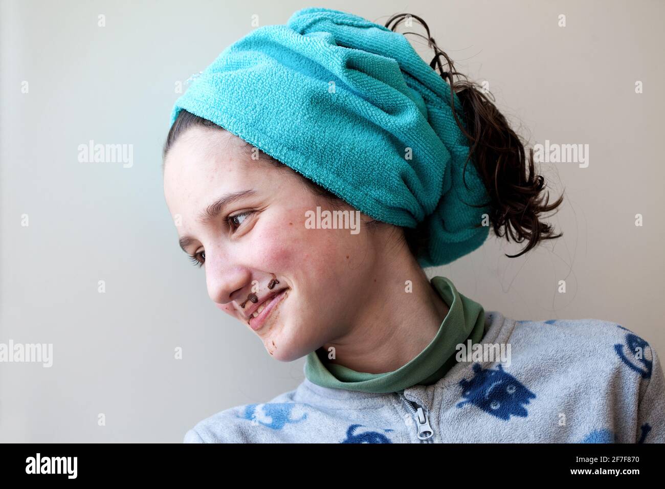 ragazzo di 12 anni con cioccolato sul viso. Foto Stock