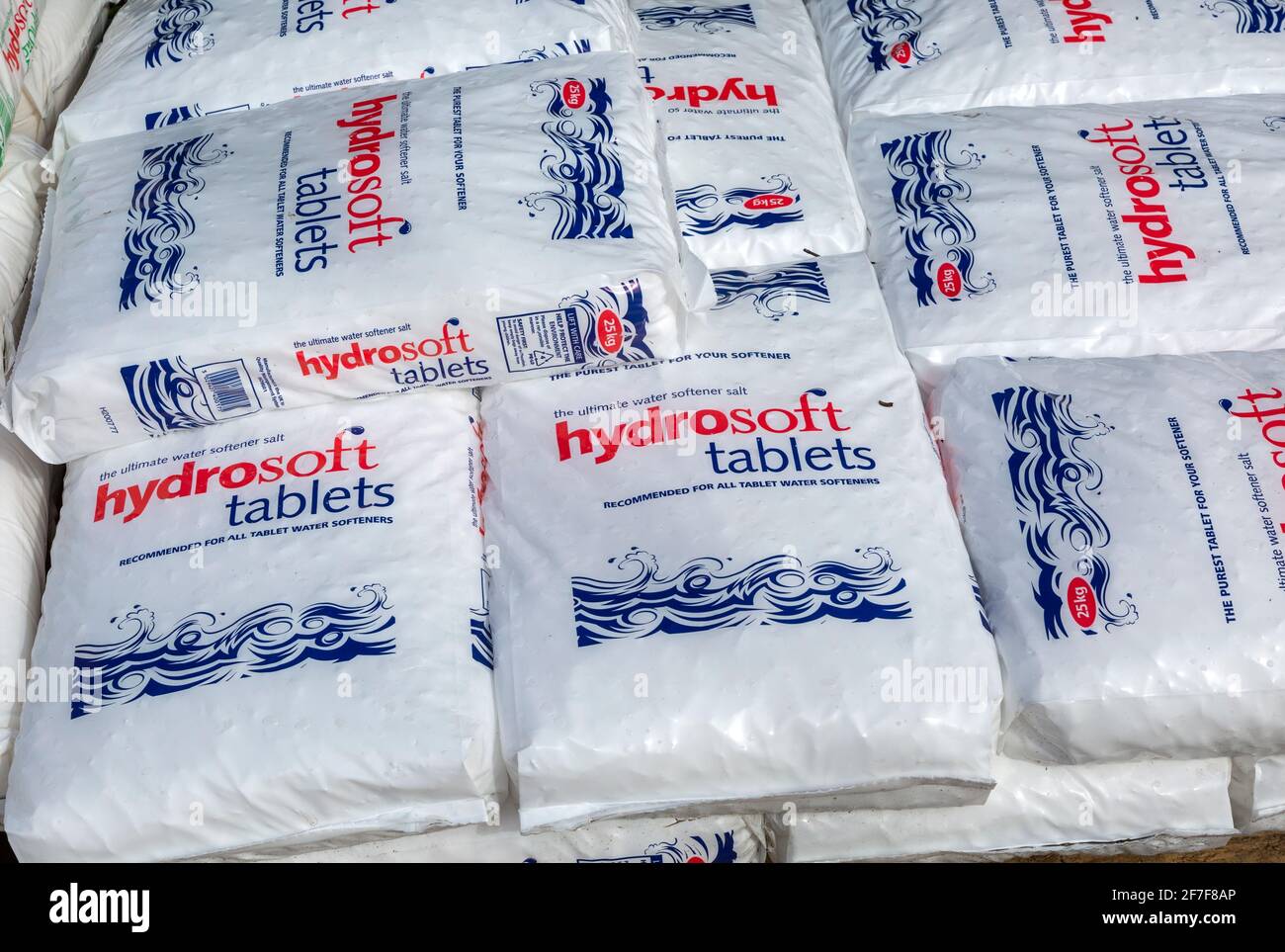 Sacchetti di Hydrosoft acqua addolcitore compresse di sale accatastati, Regno Unito Foto Stock