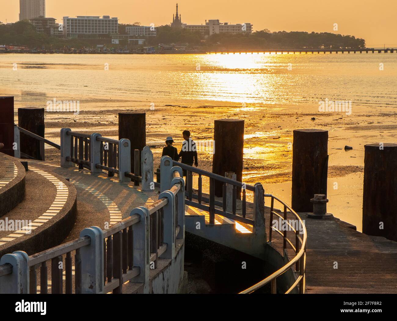 Tramonto, alba, mare e paesaggio urbano in Thailandia Sud-est asiatico Foto Stock