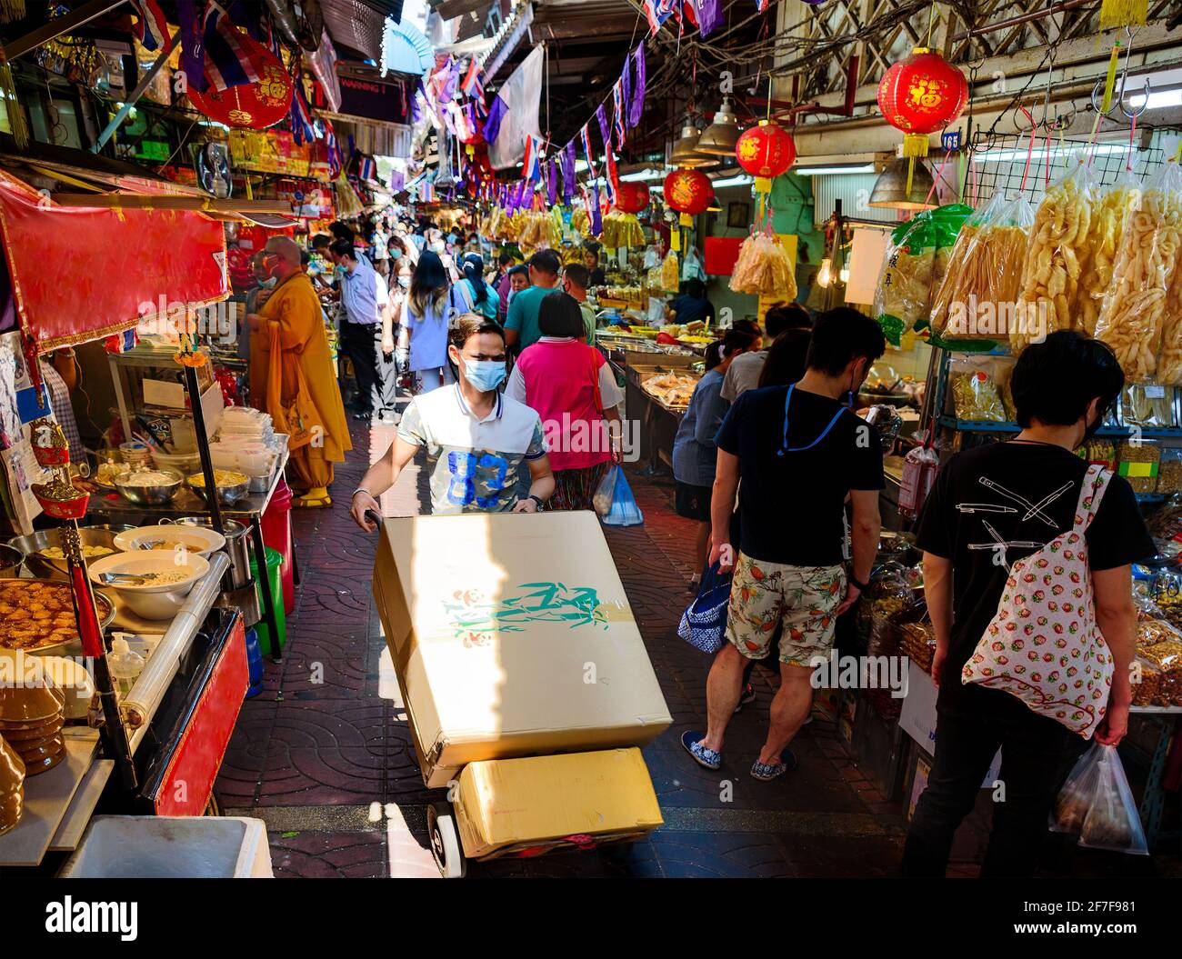 Bangkok – 14 novembre 2020: Una vita quotidiana in un mercato affollato a Chinatown. Tutti devono indossare una maschera. È la nuova normalità della Thailandia durante il Covid-19. Foto Stock