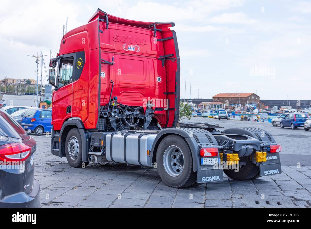 Red Scania R500 semirimorchio senza rimorchio. Italia, porto marittimo di Catania. 14 maggio 2019 Foto Stock