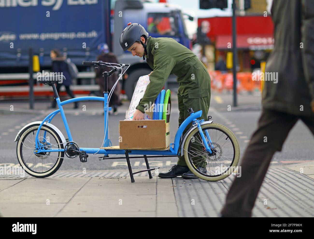 L'uomo sta trasportando con la bici del carico, Londra, Regno Unito Foto Stock