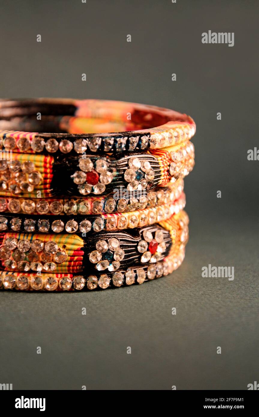 Bangle di Lac indiano gioielli tradizionali indiani Foto stock Alamy