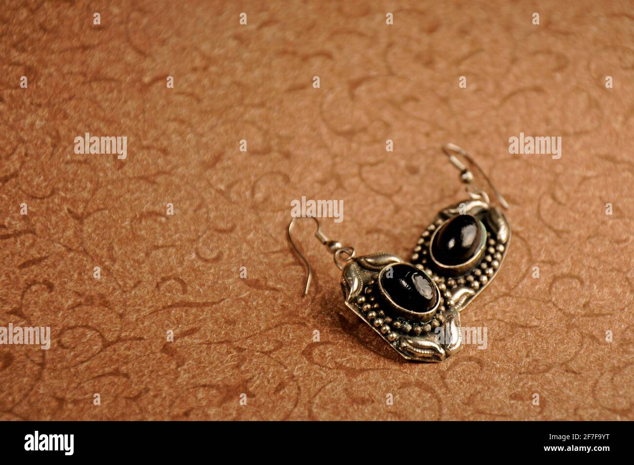 Orecchini in argento con pietre nere, orecchini in argento indiano Foto Stock