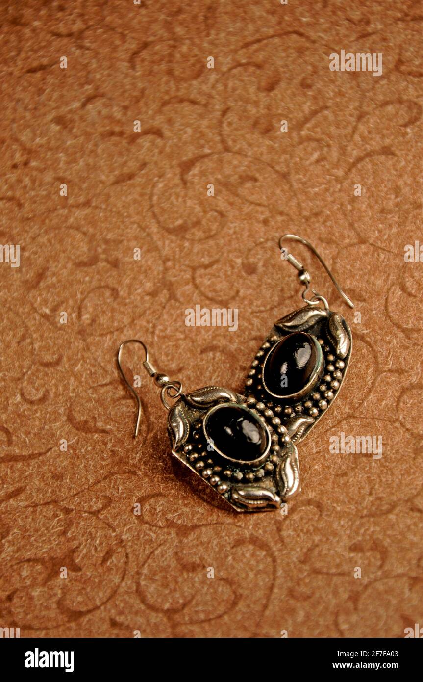Orecchini in argento con pietre nere, orecchini in argento indiano Foto Stock