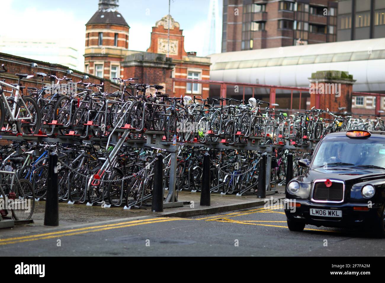 Waterloo Station, Londra UK, Parcheggio per i clienti di parcheggiare i loro cicli. Foto Stock