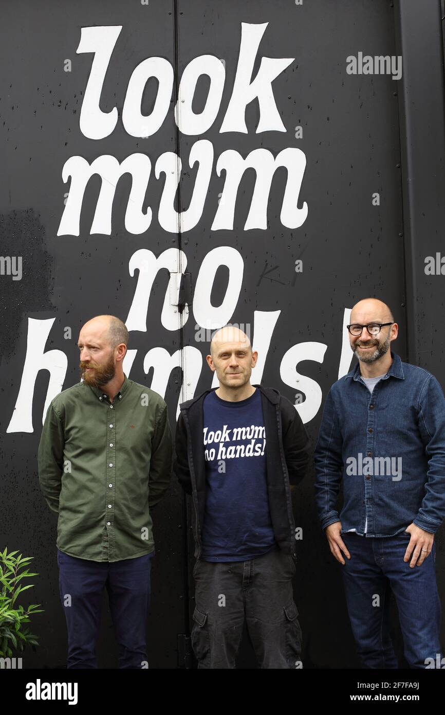 Proprietario del caffè della bicicletta 'Look Mum No Hands' a Londra, Lewin Chalkley, Sam Humpheson e Matthew Harper. Foto Stock