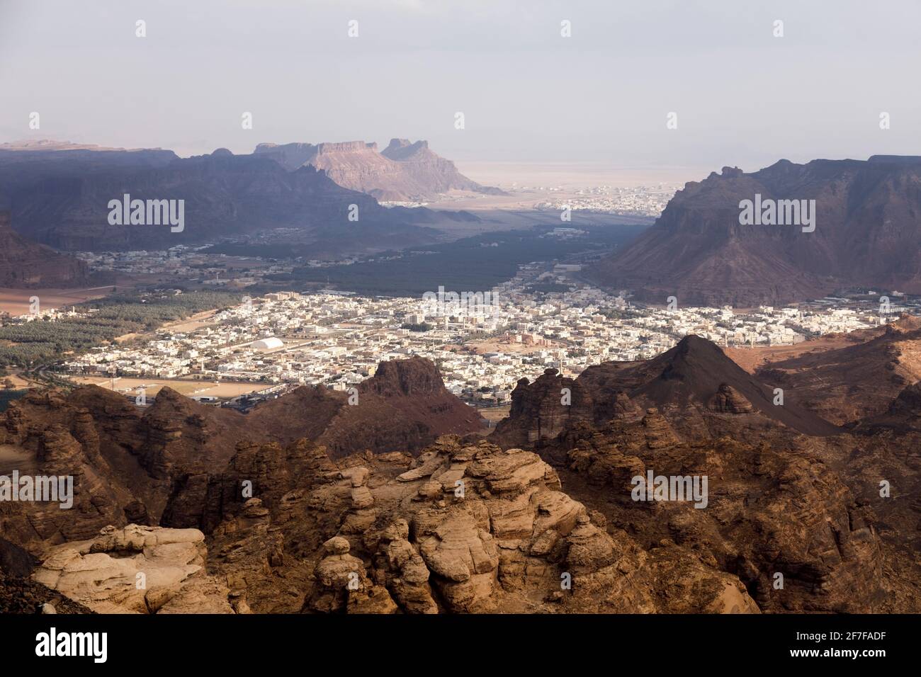 Vista verso al Ula, un'oasi nel mezzo del paesaggio montuoso dell'Arabia Saudita Foto Stock