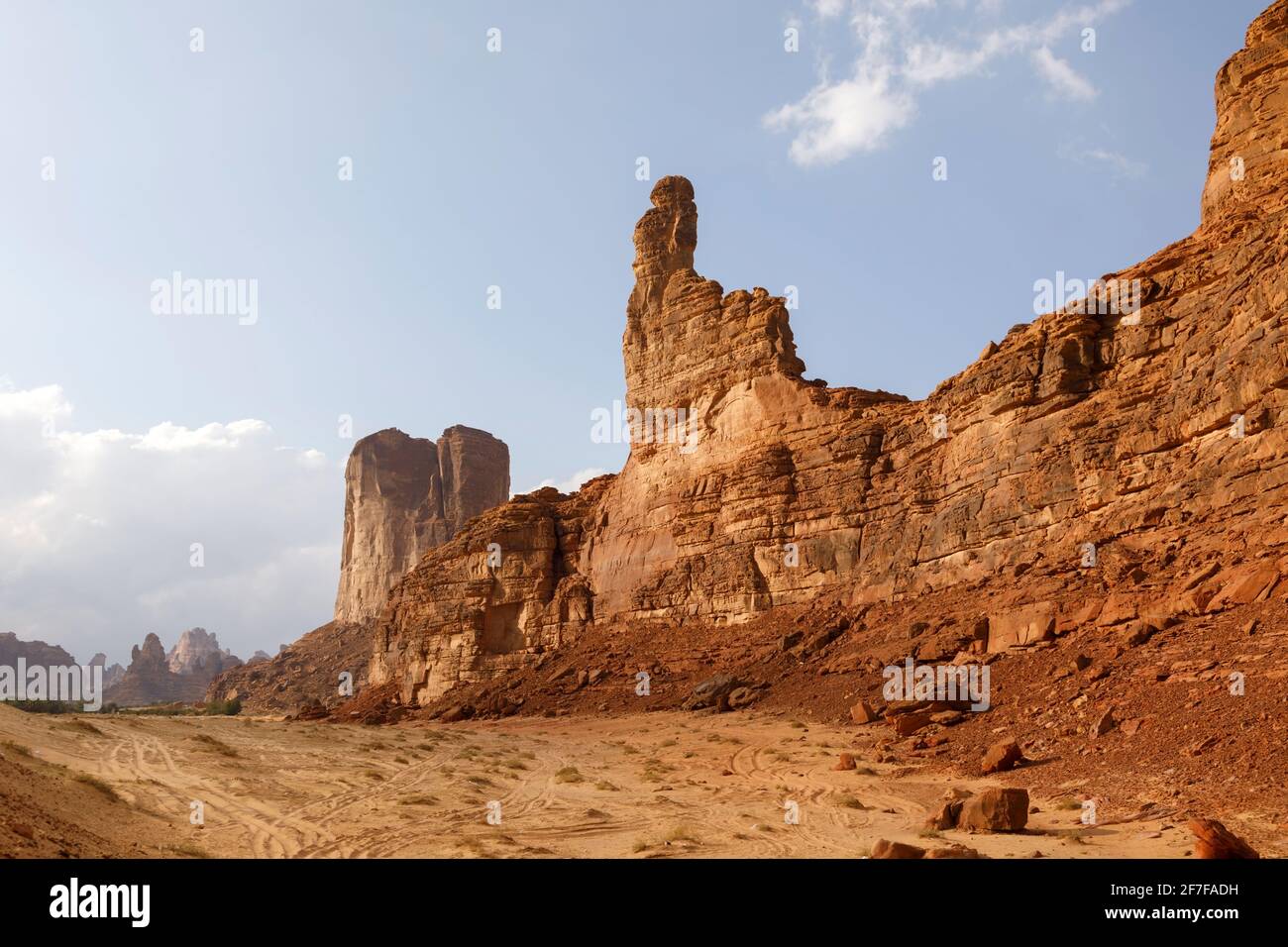 Paesaggio tipico con montagne erose nell'oasi desertica di Al Ula in Arabia Saudita Foto Stock