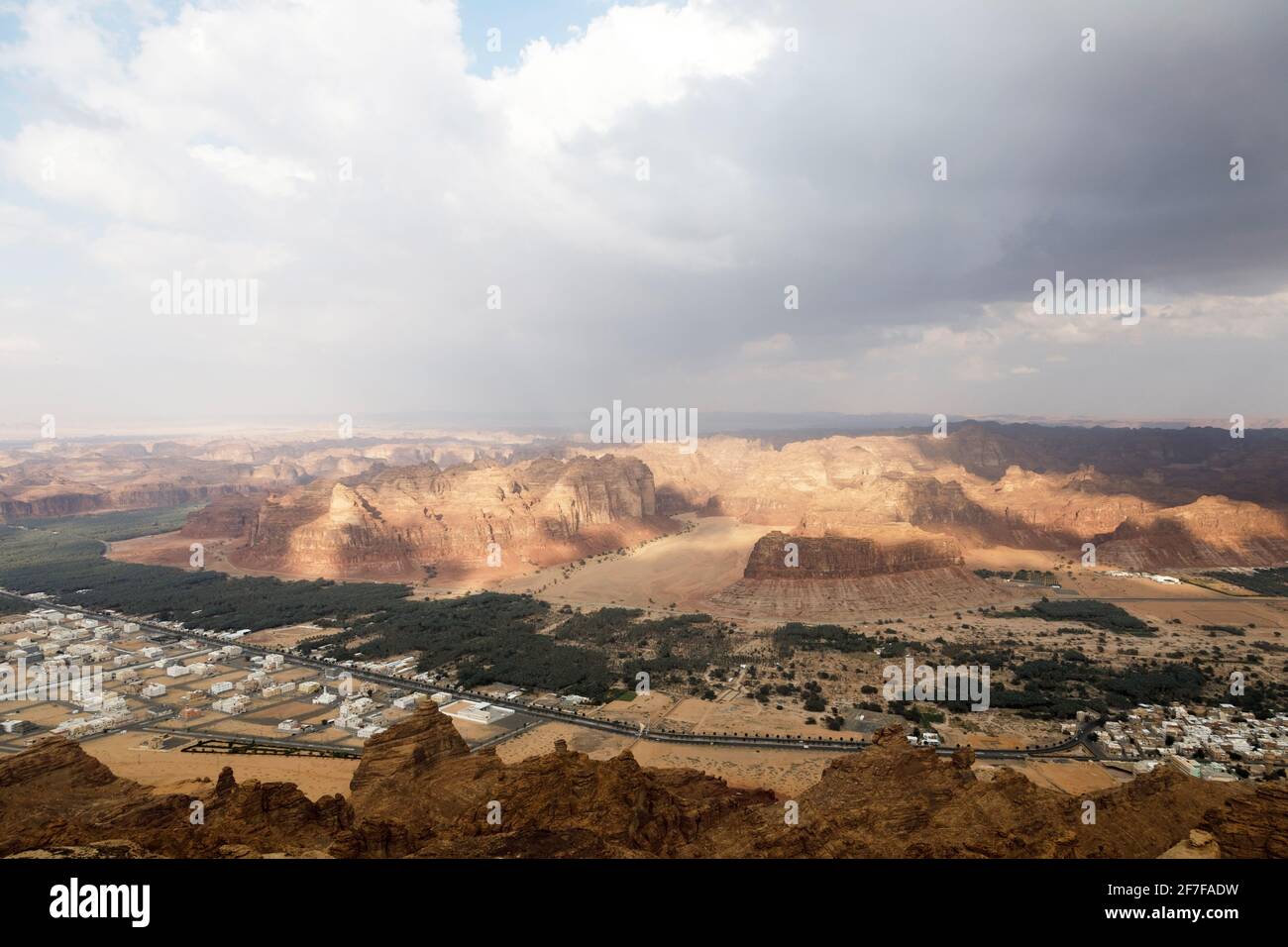 Vista verso al Ula, un'oasi nel mezzo del paesaggio montuoso dell'Arabia Saudita Foto Stock