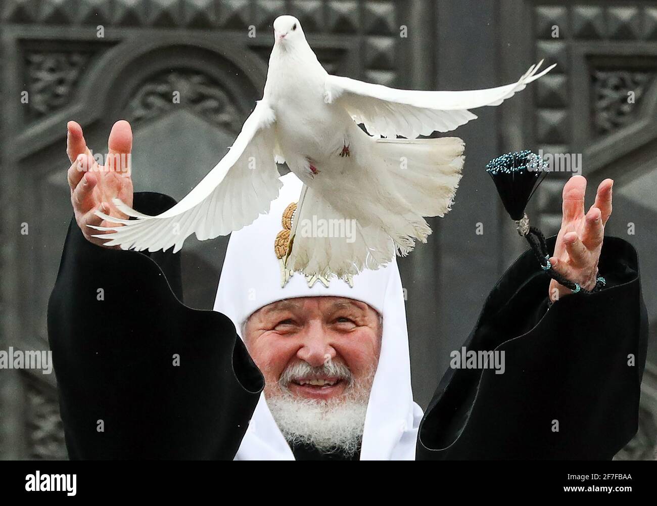 Mosca, Russia. 7 Apr 2021. Il Patriarca Kirill di Mosca e tutta la Russia rilascia colombe nel cielo per celebrare la festa dell'Annunciazione fuori della Cattedrale di Cristo Salvatore. Credit: Mikhail Tereshchenko/TASS/Alamy Live News Foto Stock