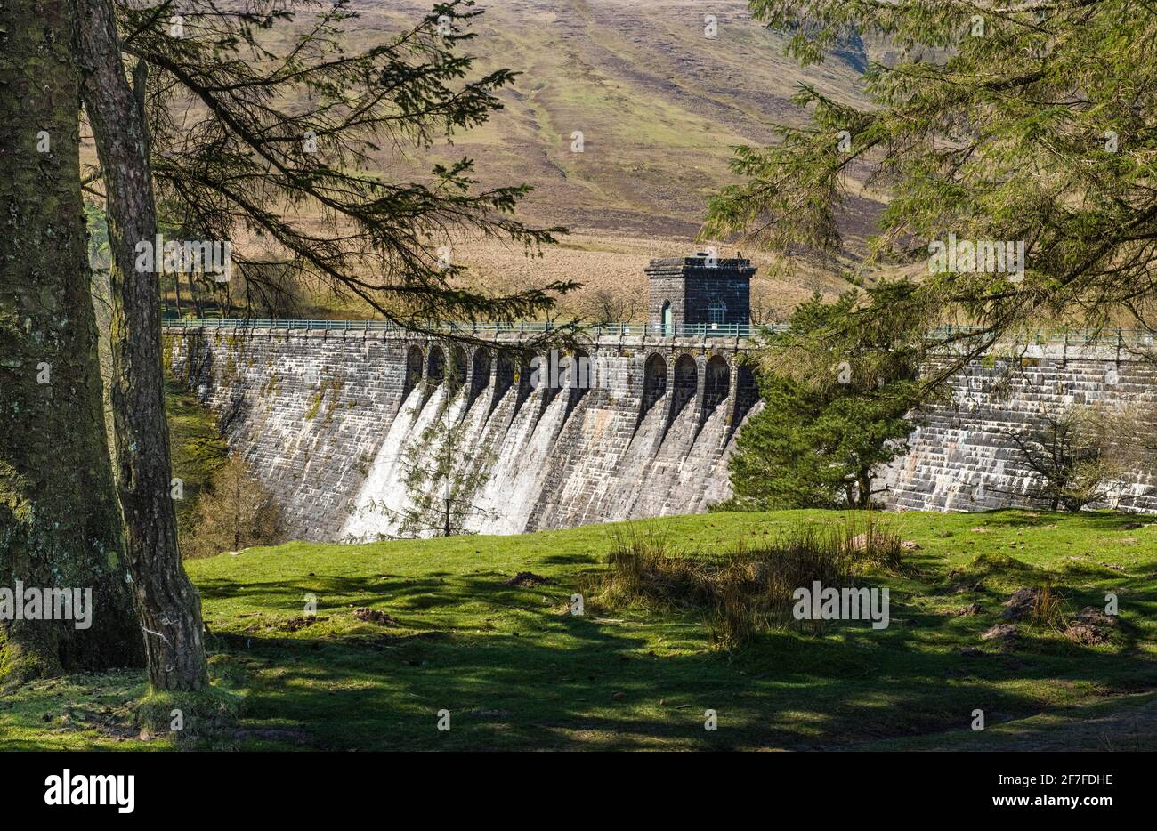 La diga delle montagne nere del serbatoio di Grwyne Fawr ora disusato Foto Stock