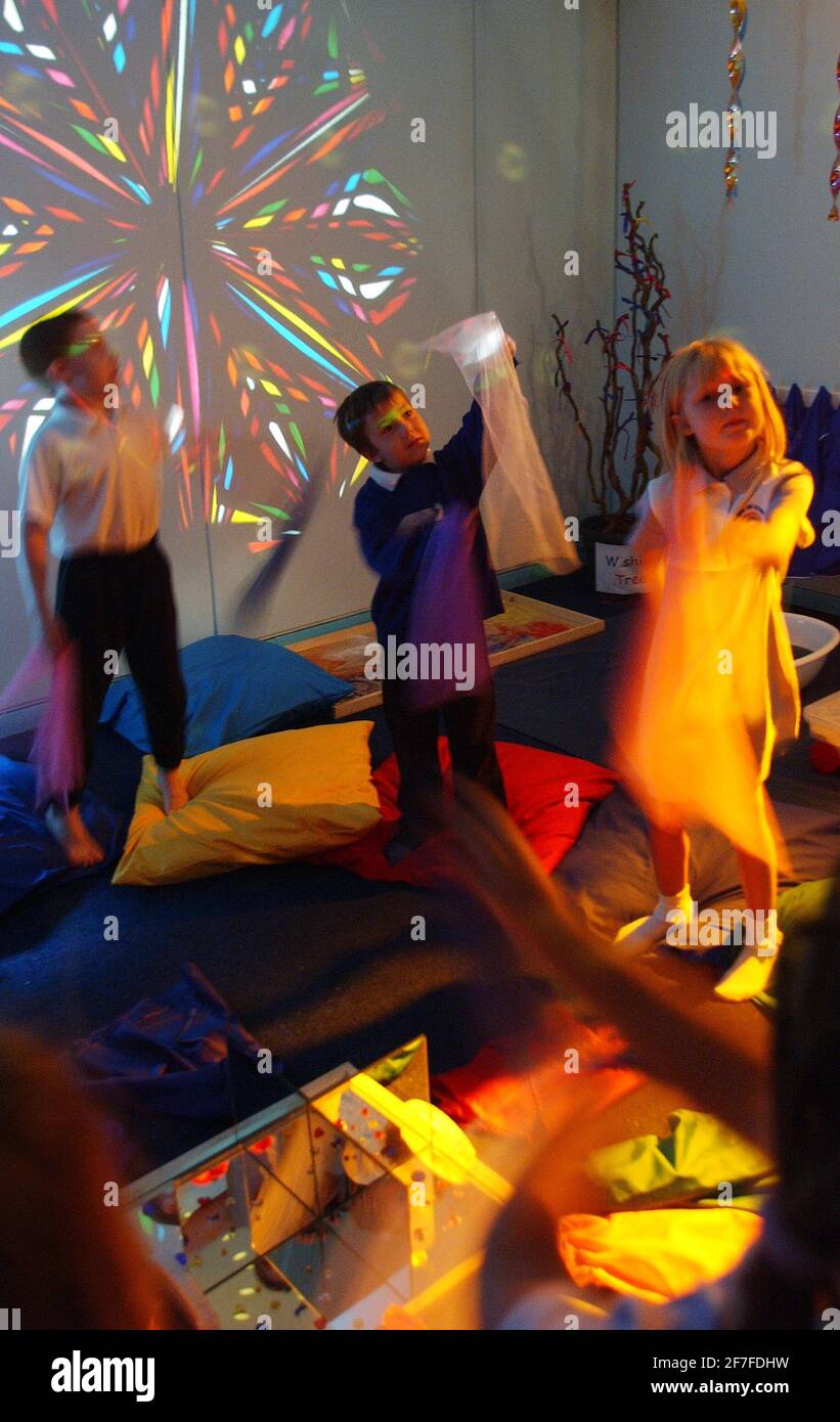 I BAMBINI NEL PROGETTO KALEIDOSCOPE NELLA COLLINA DEL PEPE PRIMA SCUOLA A MILTON KEYNES.15/7/04 PILSTON Foto Stock
