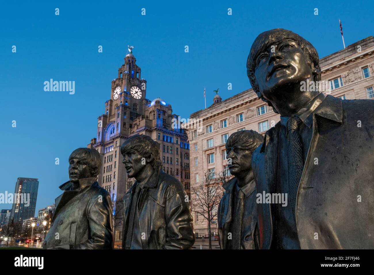 La statua dei Beatles di notte, il lungomare di Liverpool, Liverpool, Merseyside, Inghilterra, Regno Unito, Europa Foto Stock