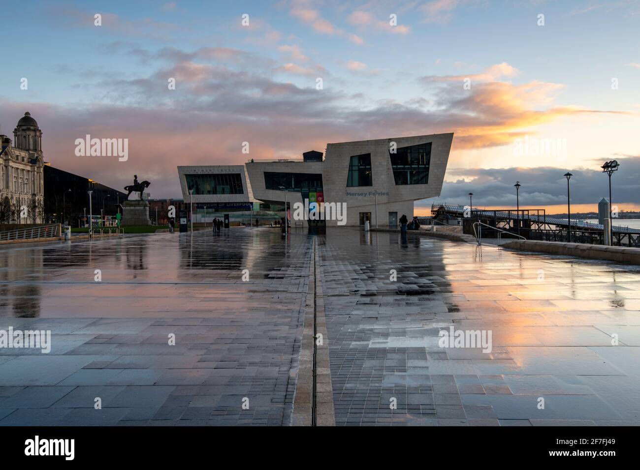 Liverpool Museum, Beatles Museum e l'ufficio Mersey Ferries sul lungomare di Liverpool, Liverpool, Merseyside, Inghilterra, Regno Unito, Europa Foto Stock